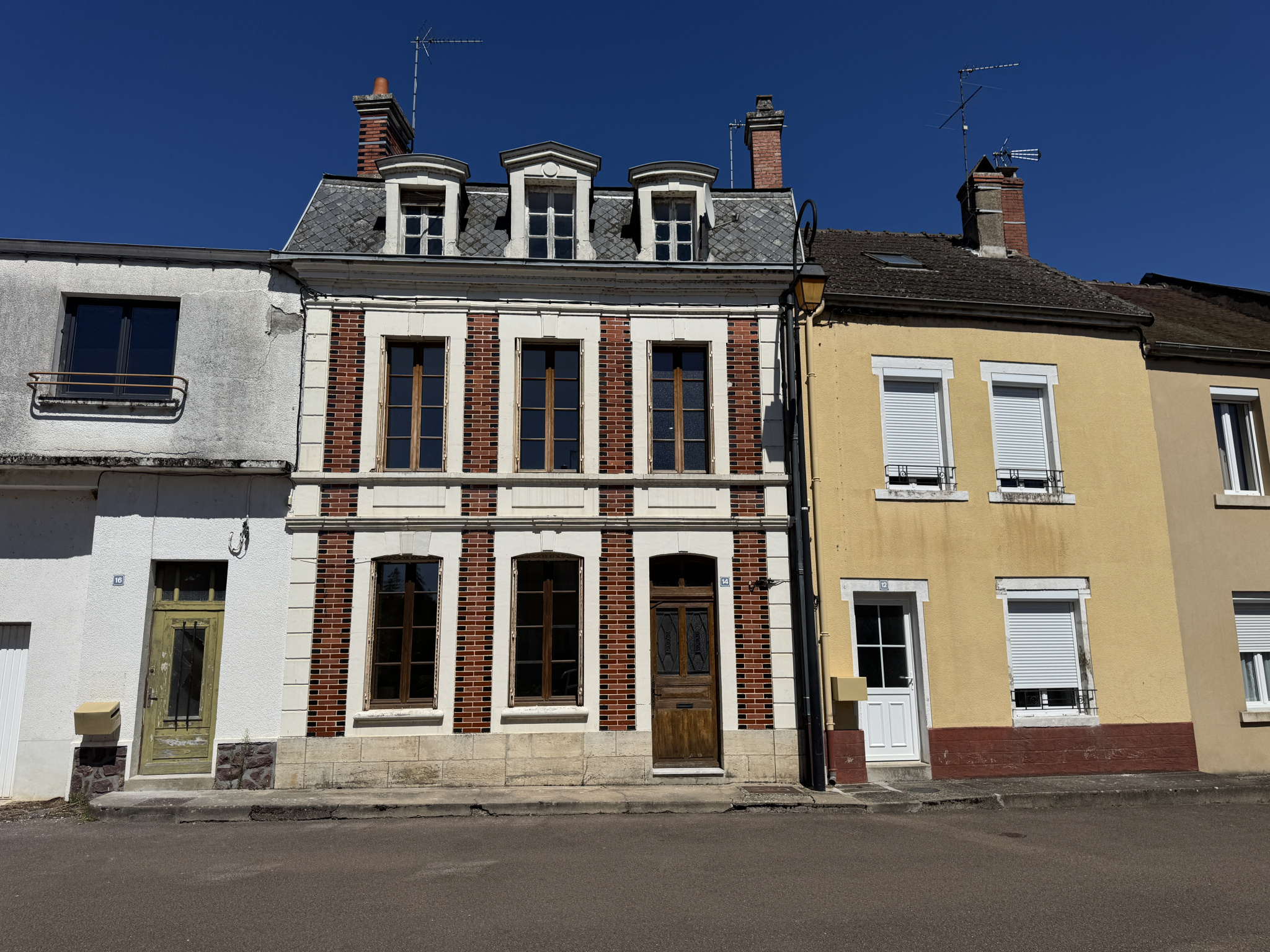 CORBIGNY MAISON DE CARACTERE DANS BEL ENVIRONNEMENT