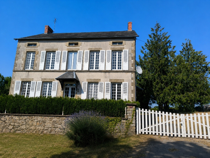 MAISON DE MAÎTRE AVEC DÉPENDANCES AU COEUR DU MORVAN