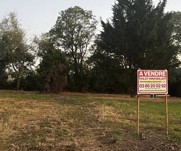 TERRAIN CONSTRUCTIBLE DE 1305 m2 PROCHE DE L'ETANG DU MERLE