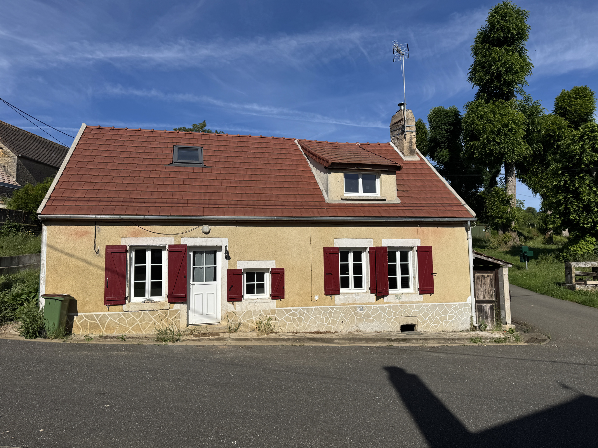 MAISON DE VILLAGE AVEC JARDIN PROCHE VARZY