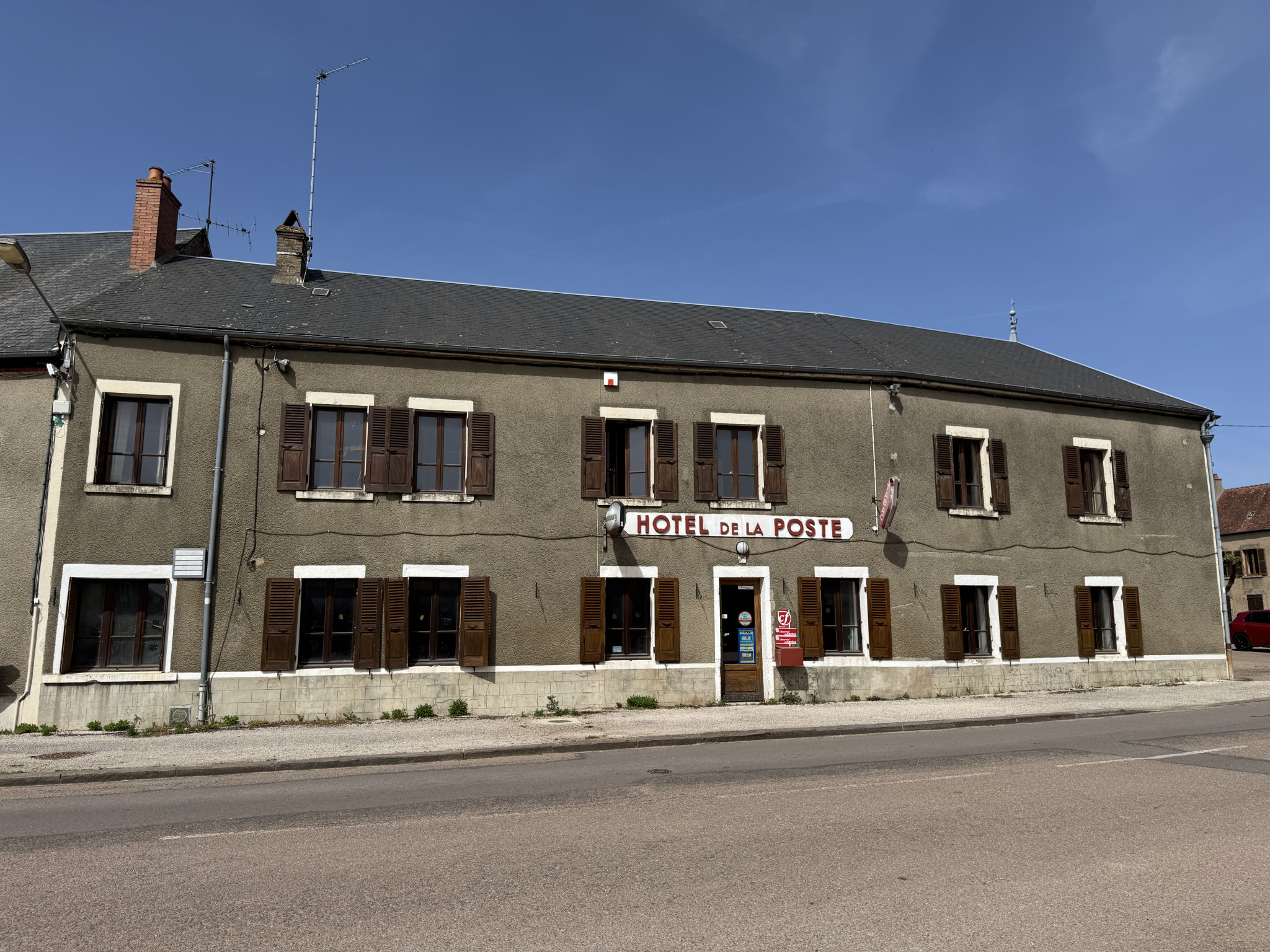 ANCIEN BAR RESTAURANT HOTEL DANS LE PARC DU MORVAN